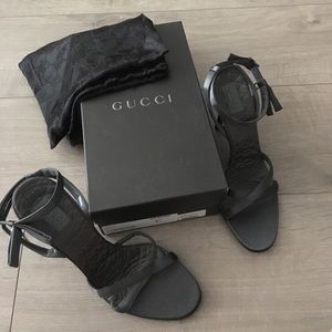 Gucci sandal w/ side bow and dangling charm.